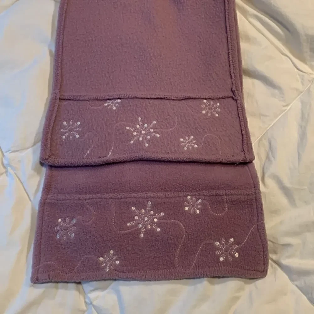 Scarf, fleece with snow flake design